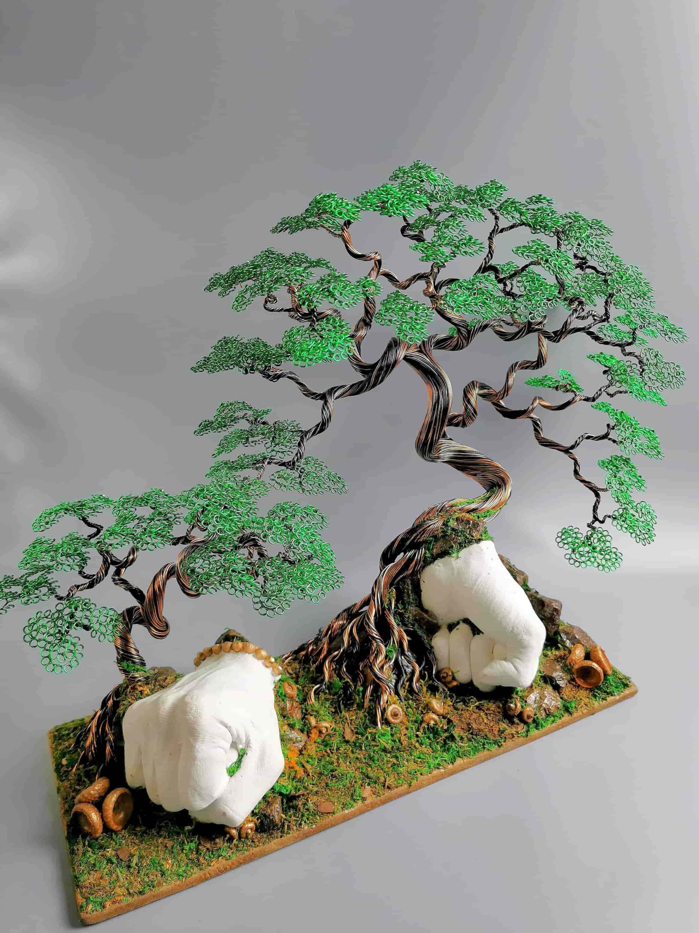dzieło sztuki dłonie z gipsu pięści drzewko bonsai z drutu, rzeźba bonsai