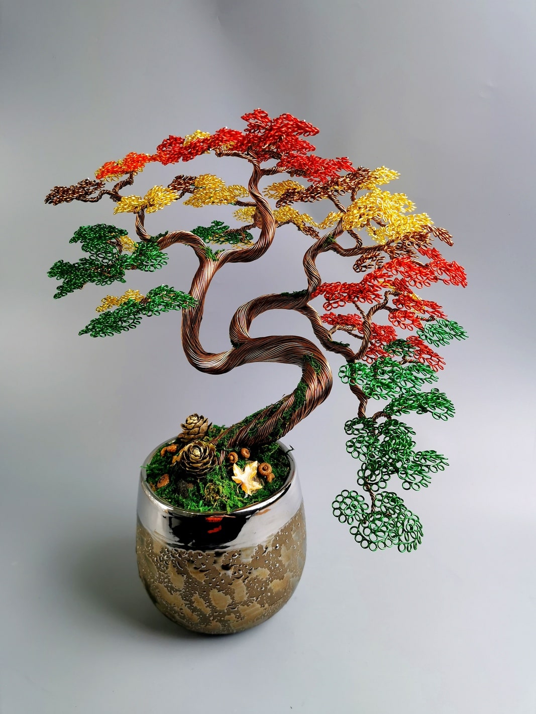 Jesienne bonsai, kolorowe liśćie, brązowa doniczka