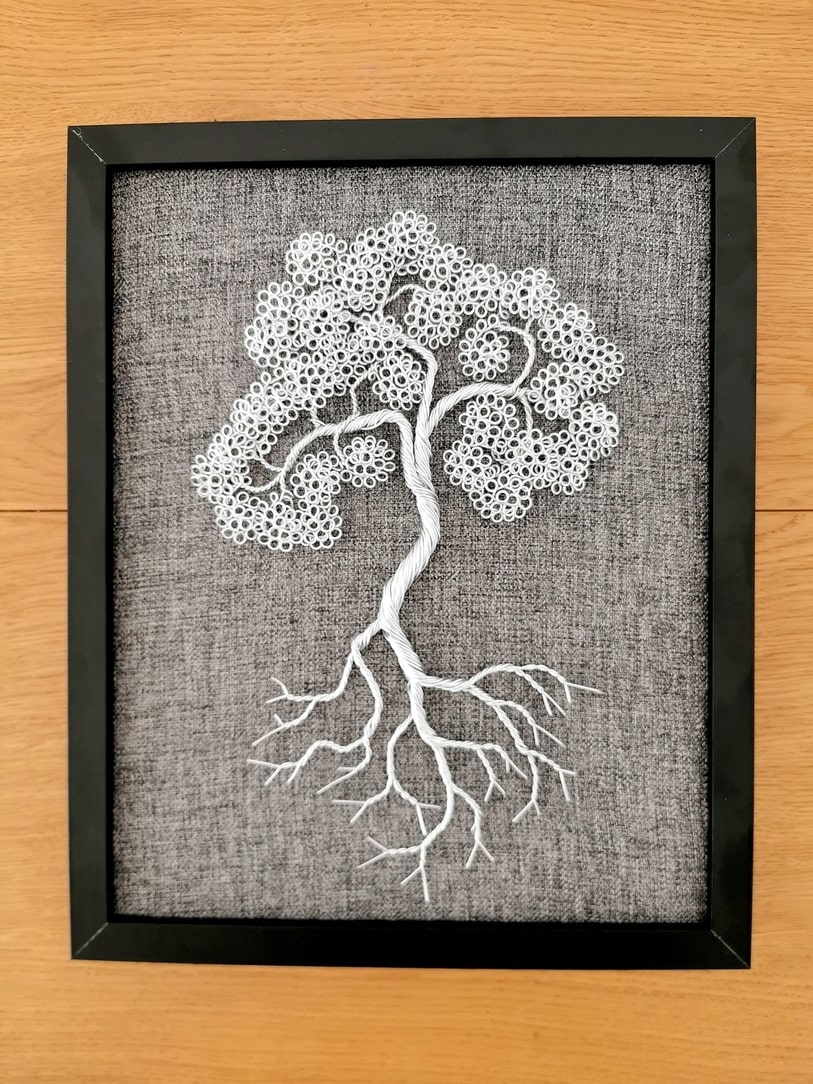 srebrne małe drzewko bonsai, czarna rama, szare tło
