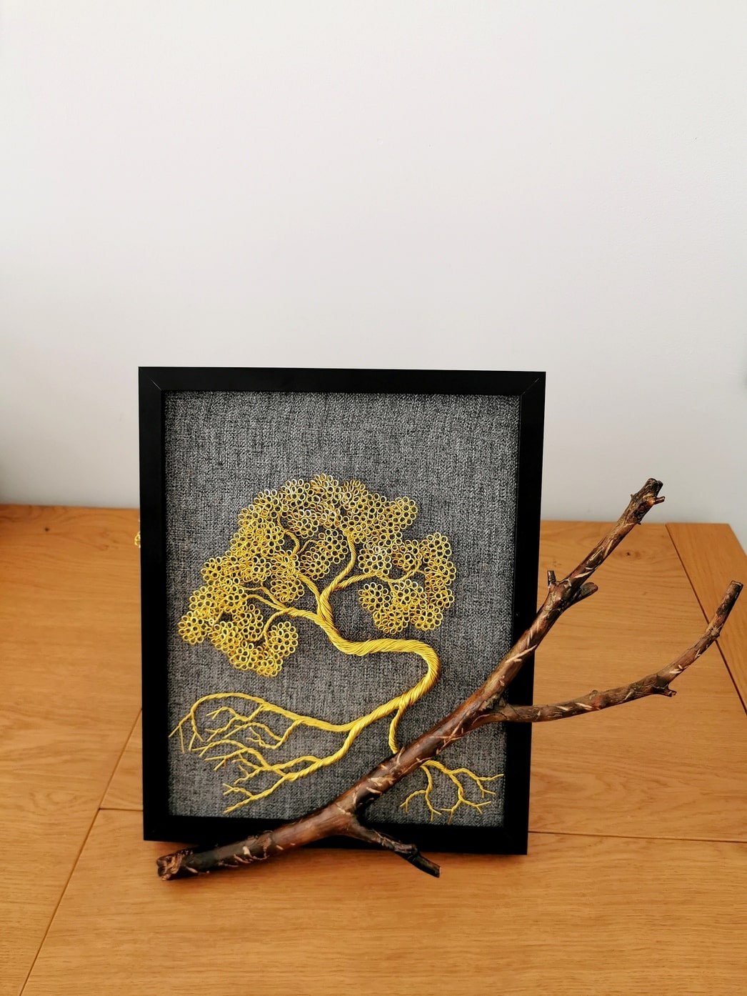 złote bonsai na ścianę, drewno, szare płutno, czarna ramka