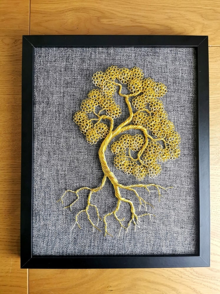 czarna ramka, złote bonsai na płutnie